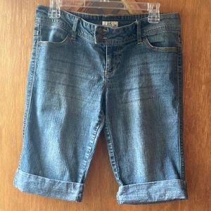 🟨🟨 SO Women’s Denim Capris Juniors (size 11)
